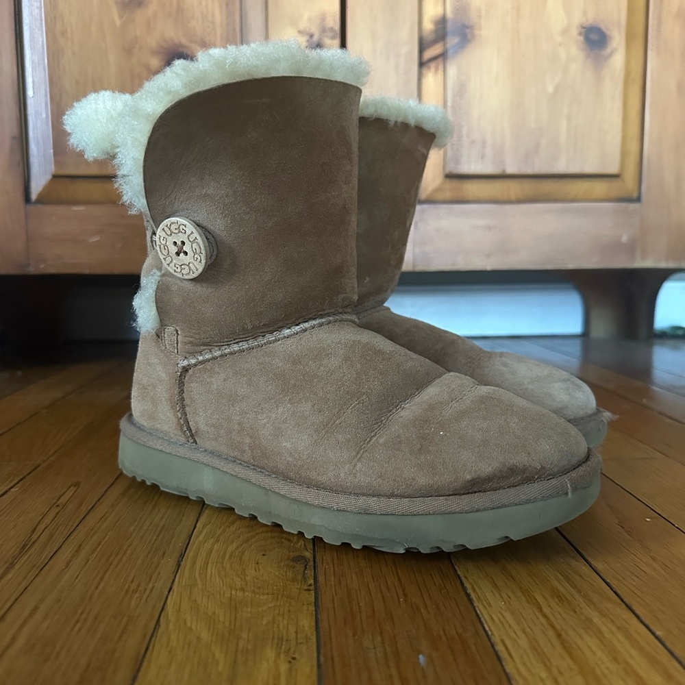 Ugg Bailey Button II - Chestnut - Sz 7